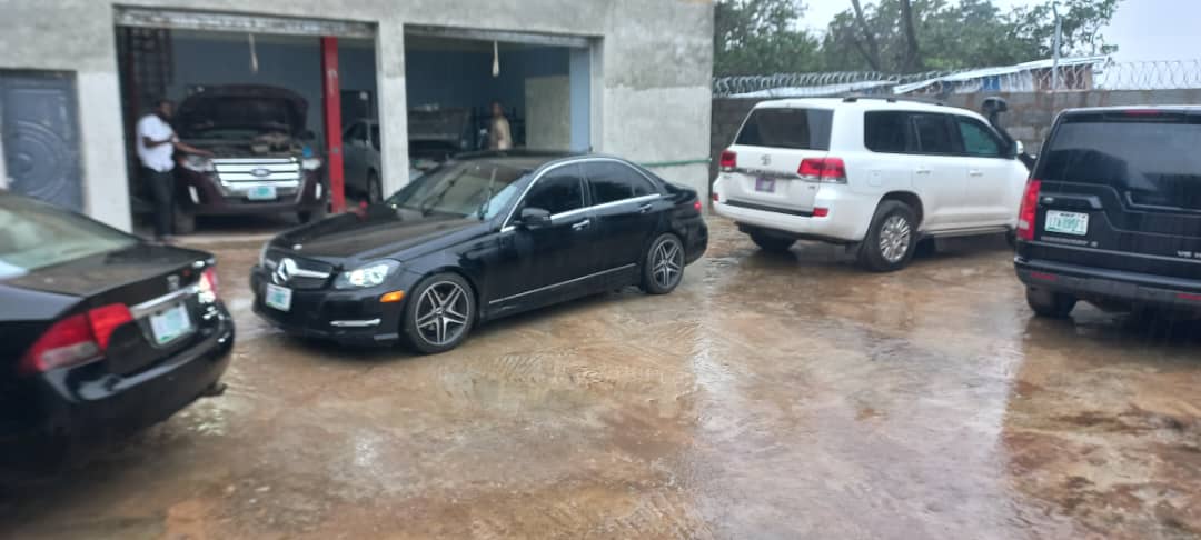 Several cars and SUVs parked outside GTGAS service bays